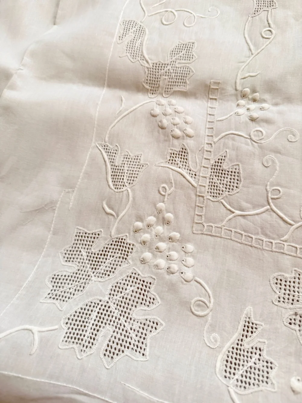 White Linen‎ Embroidered Grape Tablecloth & 8 Napkins Set 96” X 52.5”Vintage